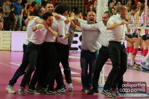 Botti da team manager della Pomì festeggia con lo staff lo scudetto 2015