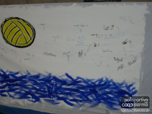 I ragazzi dell'Under13 hanno firmato la tela della pallanuoto a Modena